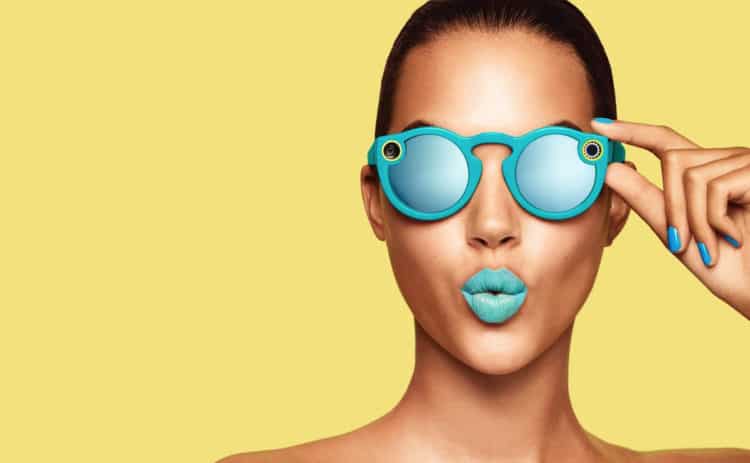 Gafas inteligentes Snapchat Spectacles modelo con gafas azules