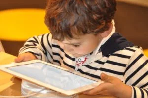 Niño juega con una tablet, imagen de alta resolución. Mejor tablet para niños barata y mejores tablets infantiles