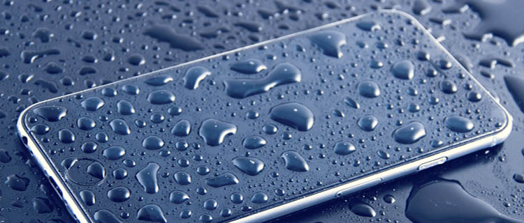 Protector de pantalla de móvil con gotas de agua encima. Ideas para regalar a usuarios de Android por menos de 25€
