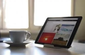 tablet sobre escritorio y taza de café. Guía básica para comparar tablets. Clasificación, especificaciones y compra.