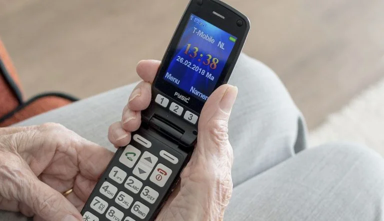 Móvil clásico con tapa en Móviles para regalar a personas mayores este 2021