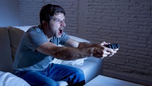 Jugador de videojuegos enfadado. Los peores videojuegos de la historia reciente y no tan reciente