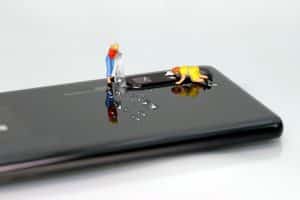 Miniaturas limpian cámara de móvil. Mejor smartphone por menos de 250€