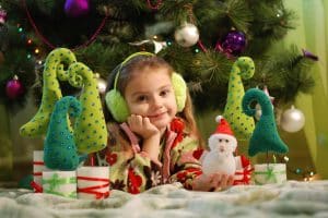 Portada. Niña en navidad con papá noel de peluche y decoración árbol de navidad.Los mejores juguetes para regalar en Navidad 2019 y Reyes 2020