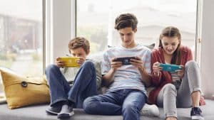 Niños jugando a nintendo switch lite. Nintendo Switch y Switch Lite: ¿Cuáles son las diferencias?