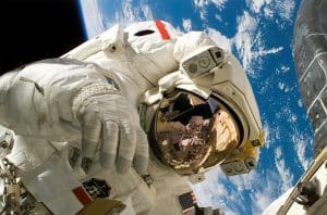 portada astronauta de la nasa flotando en espacioLo mejor de 2021 en tecnología, electrónica y gadgets