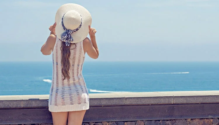 Portada chica con sobrero en playa. Top 5 Techies de Sony para verano de 2020