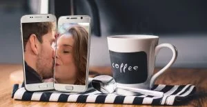 Beso en pantalla de móvil con taza - Prime Day: Las ofertas en móviles más esperadas