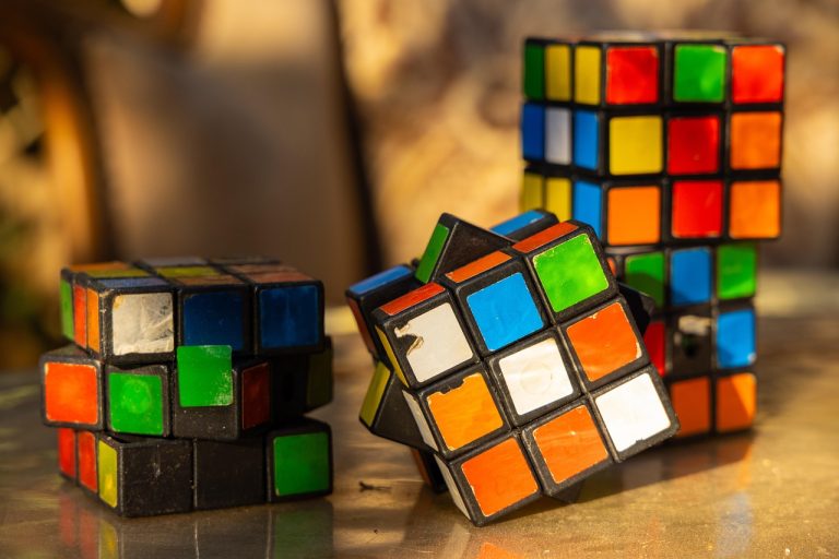 Cubo Rubik, Barbie, Scalextric y otros juguetes de moda