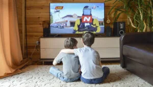 Niños viendo la tele panorámica en salón - Cómo ver tu Smart TV sin enchufe ni conector de antena
