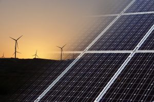 molinos eólicos y paneles solares productores de energía limpia